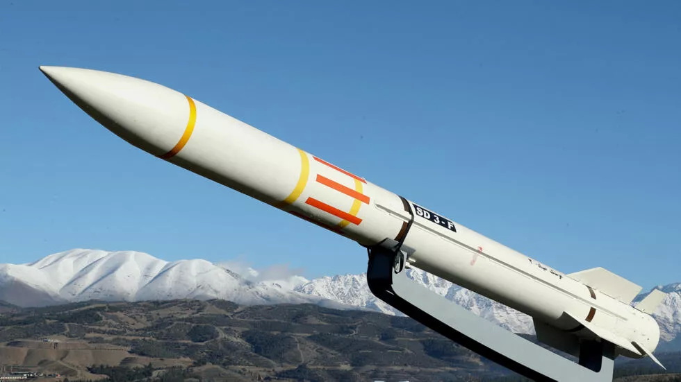 2024 年 2 月 17 日在伊朗德黑兰举行的揭幕仪式上展示的伊朗导弹